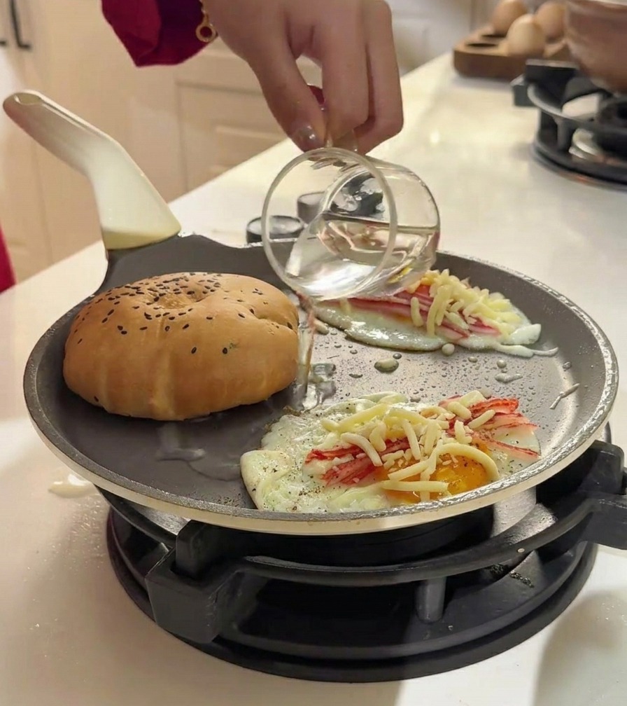 Vertiendo agua en la sartén con el pan y los huevos para generar vapor.