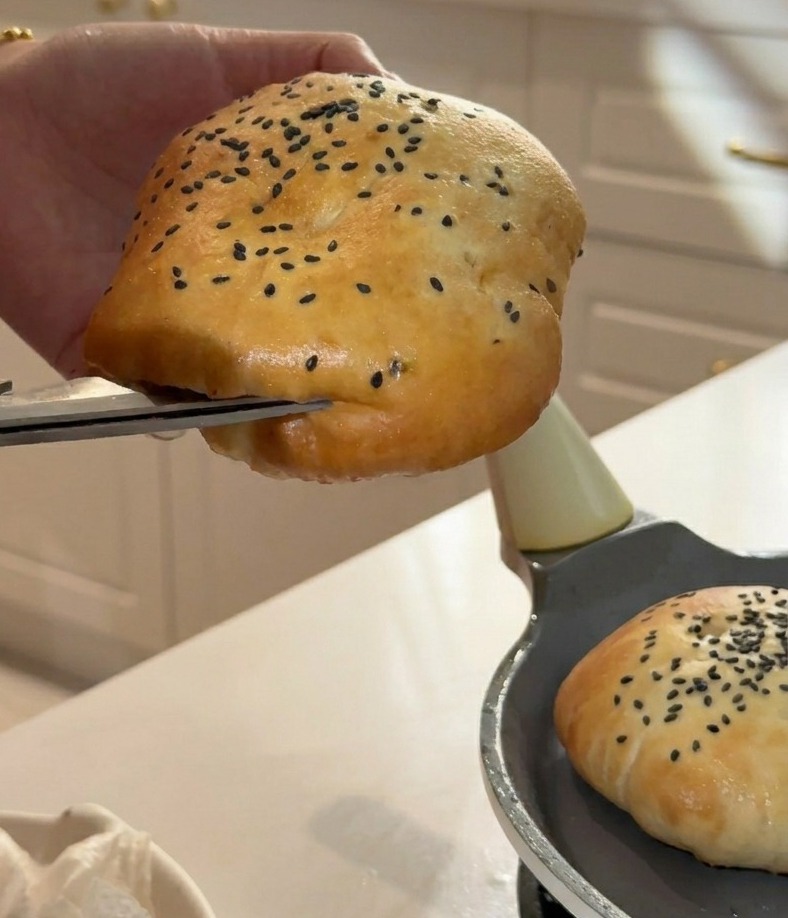 Usando tijeras de cocina para abrir el lateral de un pan esponjoso.