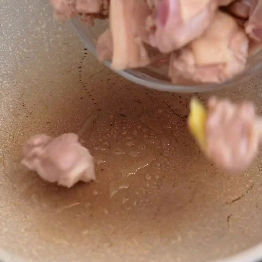 Carne de pato salteándose en una sartén caliente.