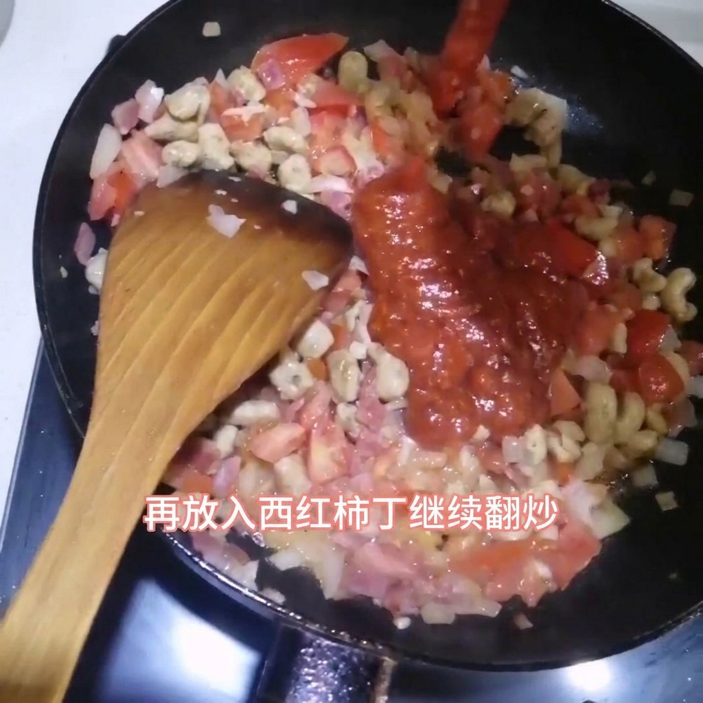Salsa para pasta vertiéndose en la sartén con el bacon, la ternera y la cebolla.