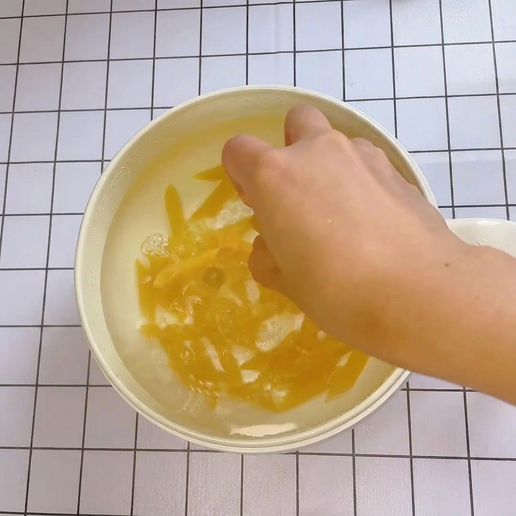 Pasta penne hirviendo en una olla con agua.