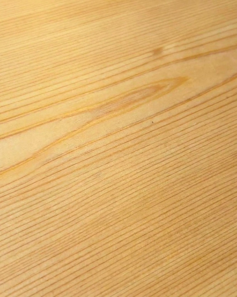 Embutido siendo cortado en una tabla de madera limpia.