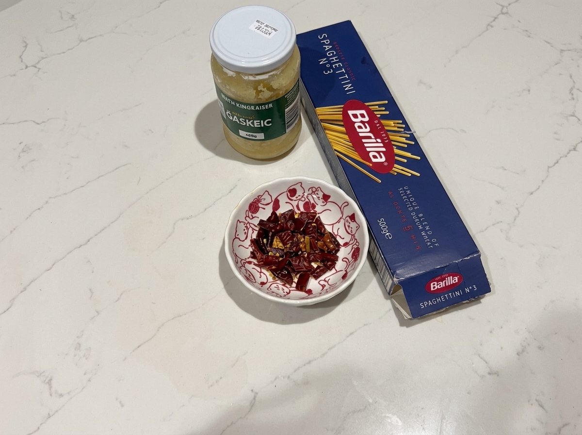 Tiras de tocino friéndose en una sartén caliente hasta quedar doradas y crujientes.