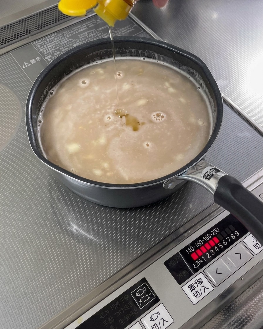 Aceite de sésamo vertido sobre una base de sopa terminada.