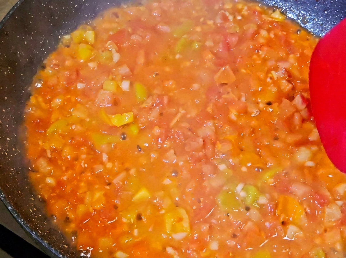 Ternera, palitos de cangrejo y brócoli mezclados con salsa de tomate.