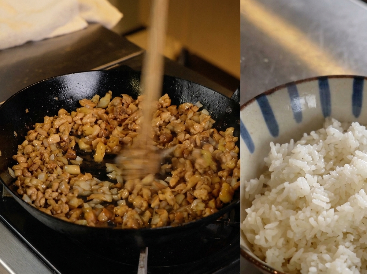 Pollo picado cocinado siendo servido sobre un bol de arroz blanco.