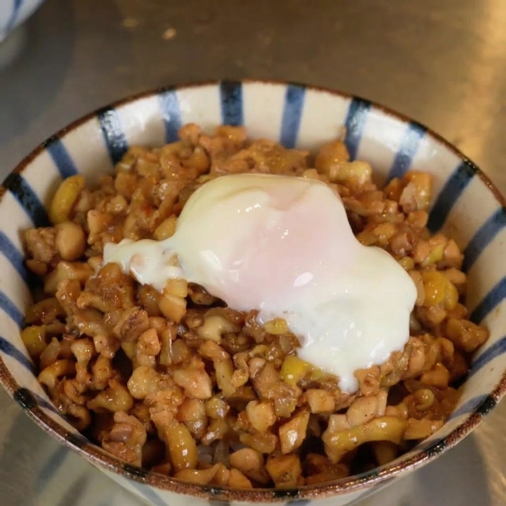 Cebolletas picadas siendo espolvoreadas como guarnición sobre el bol de arroz.