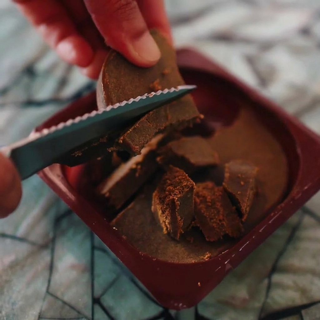 Un cuchillo cortando un bloque de curry japonés.