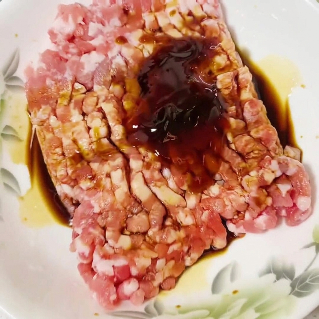 Esencia de pollo espolvoreada sobre la carne cruda.