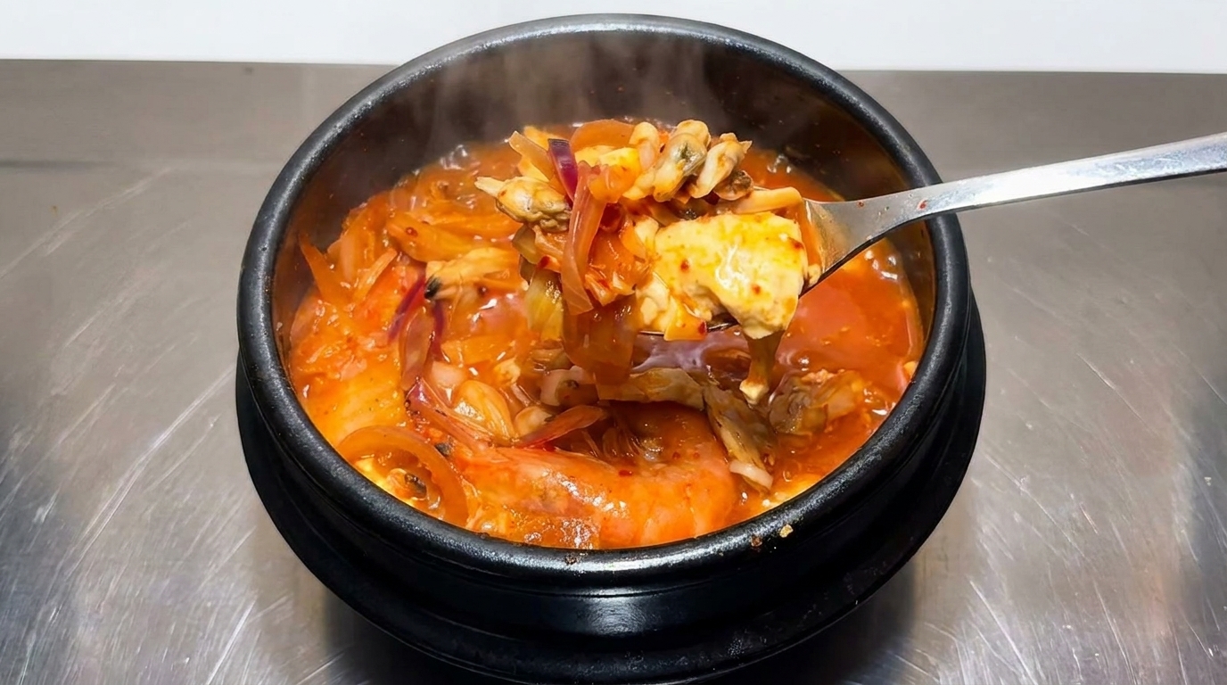 Estofado de Kimchi con Almejas y Camarones (Kimchi-jjigae)