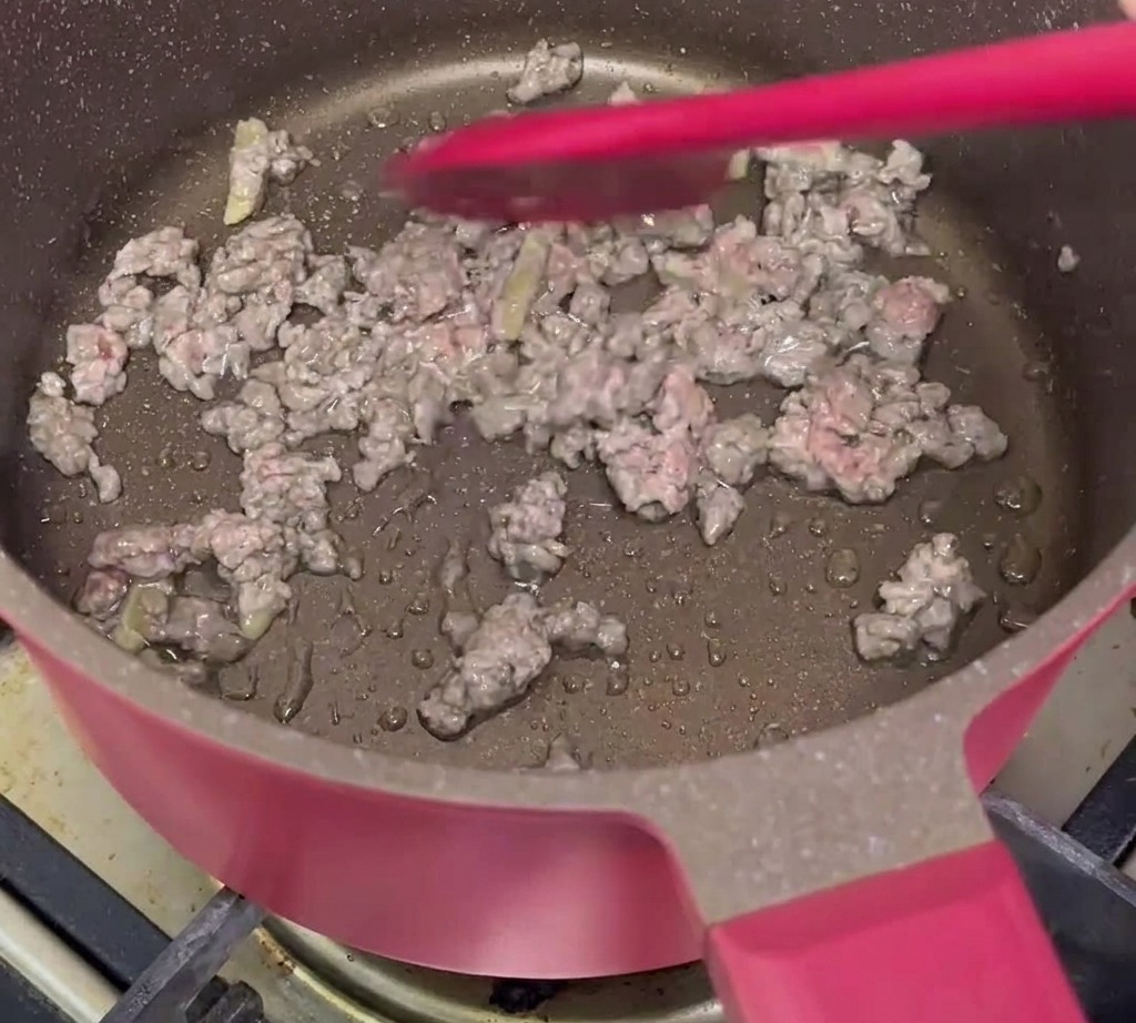 Carne picada sofrita con rodajas de jengibre en una sartén hasta que se dore.