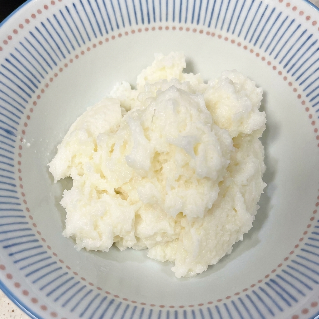 Primer plano de un bol de cerámica con arroz blanco recién cocido.
