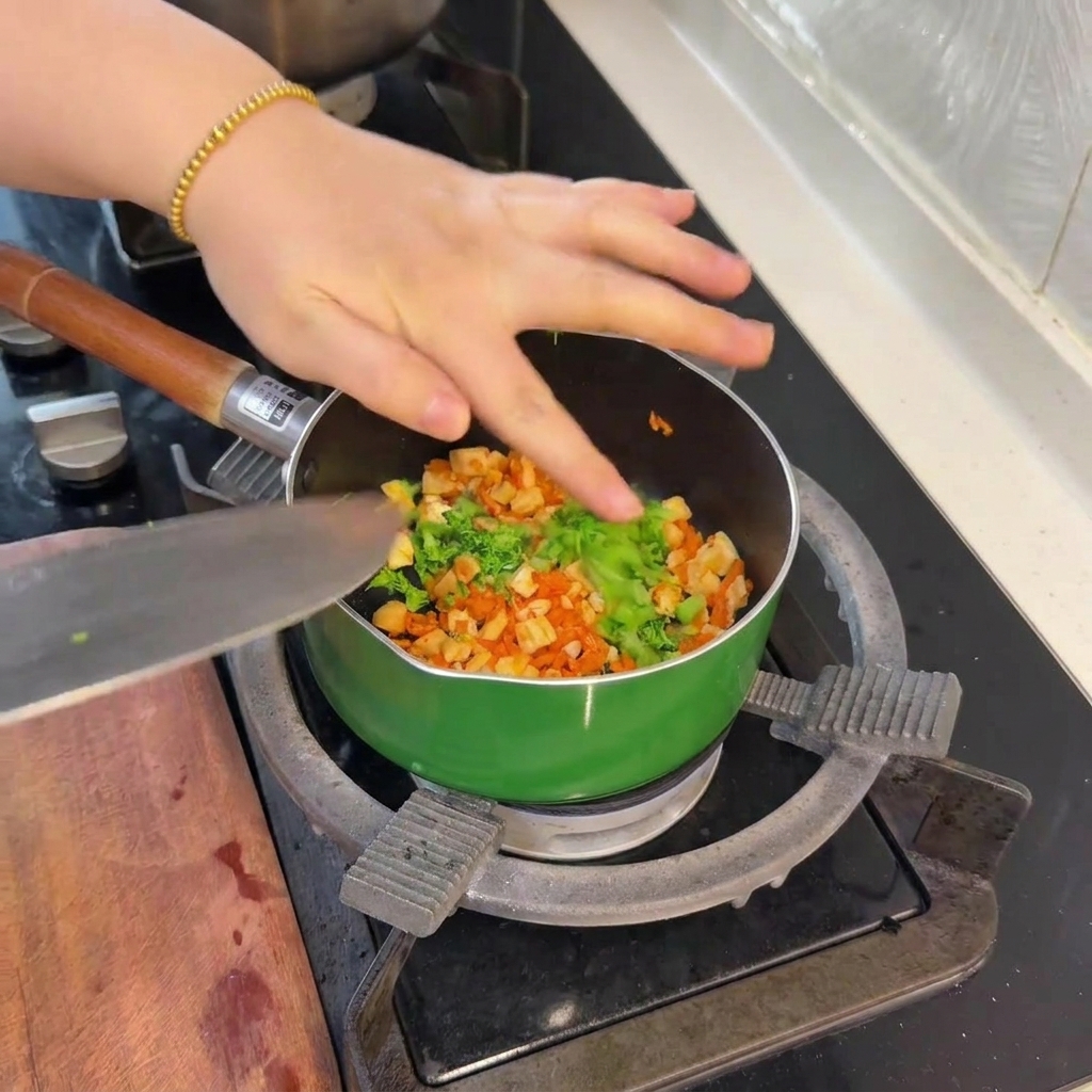 Pequeños trozos de brócoli verde blanqueado siendo añadidos a la sartén con salmón y zanahorias.