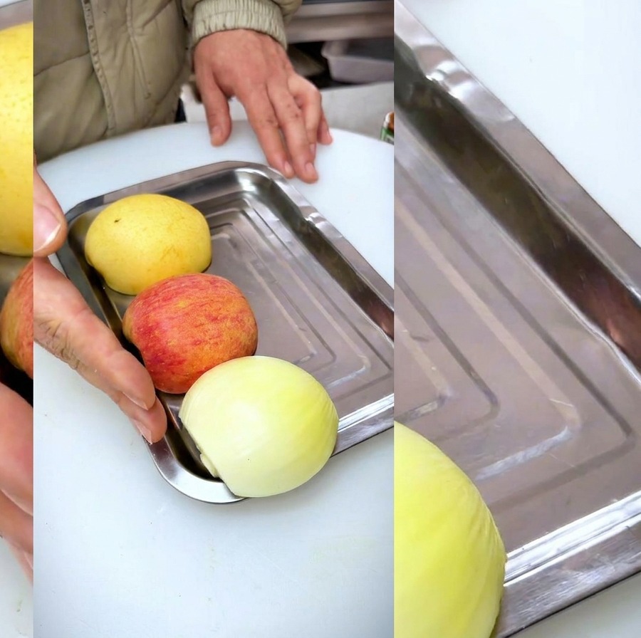 Cebolla, manzana y pera en rodajas dispuestas en una bandeja de acero inoxidable para preparar el marinado.