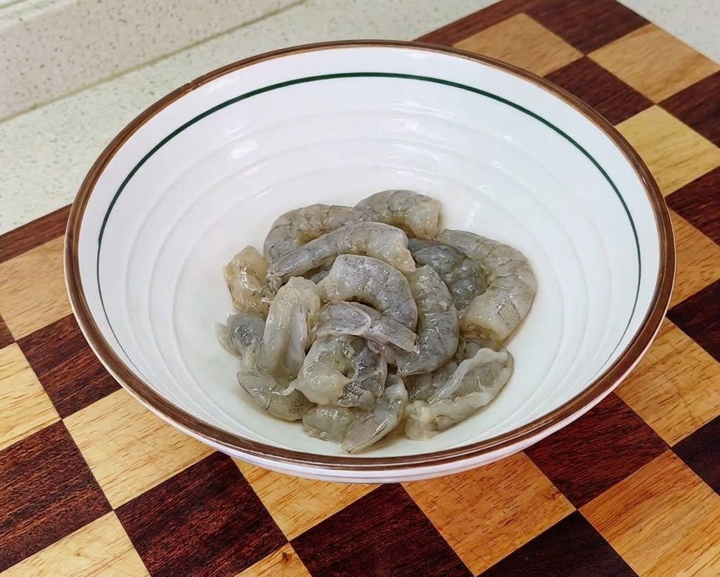 Bol blanco con carne de langostino limpia sazonada con sal, almidón y aceite.