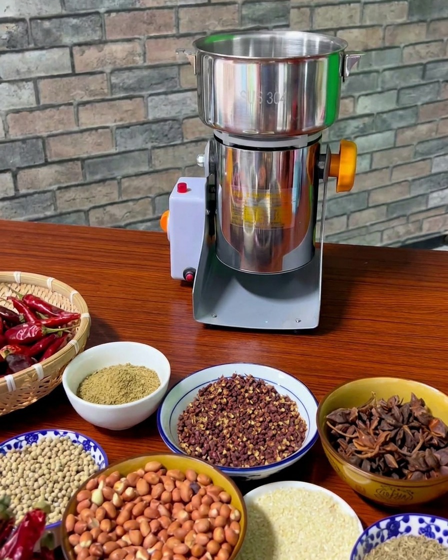 Surtido de cuencos con pimienta de Sichuan, cacahuetes, anís estrellado e hinojo tostados en una mesa de madera junto a un molinillo eléctrico.