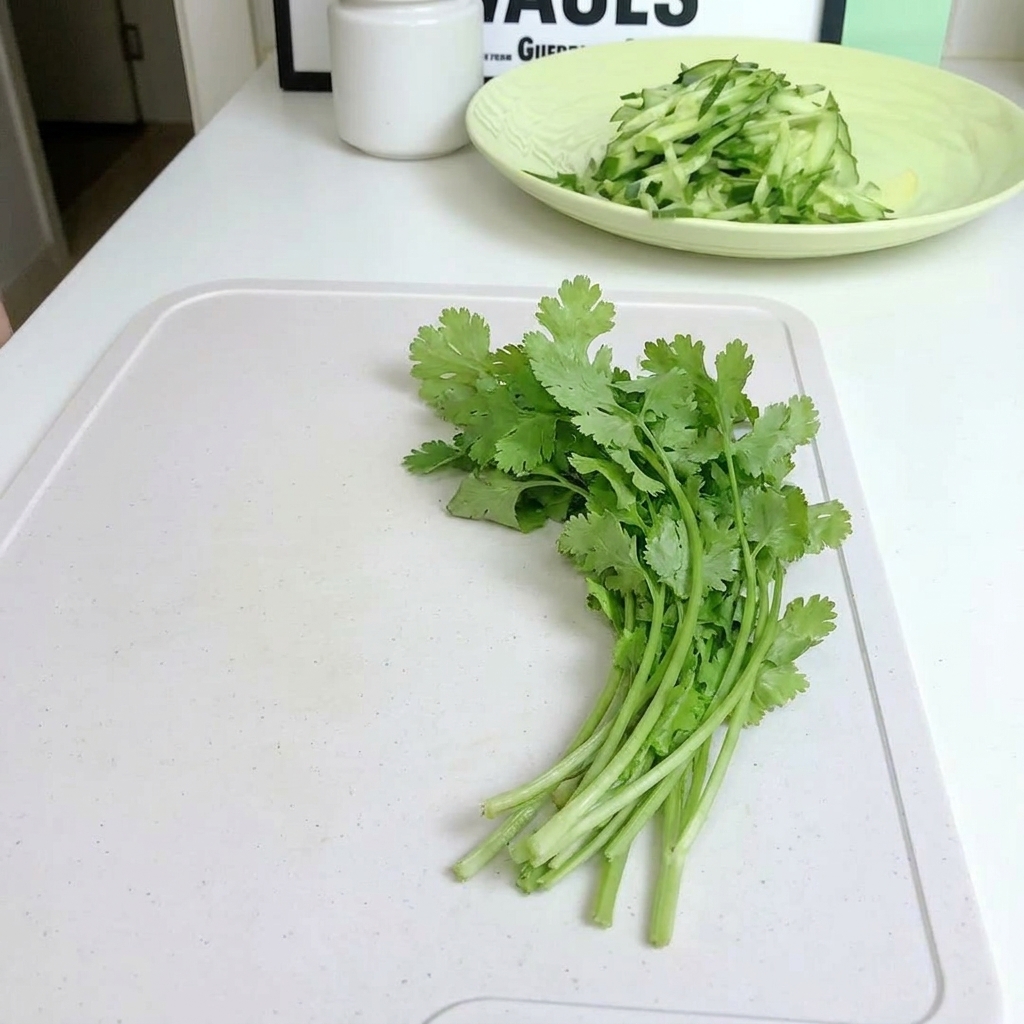 Rodajas finas de limón preparadas sobre una tabla de cortar.
