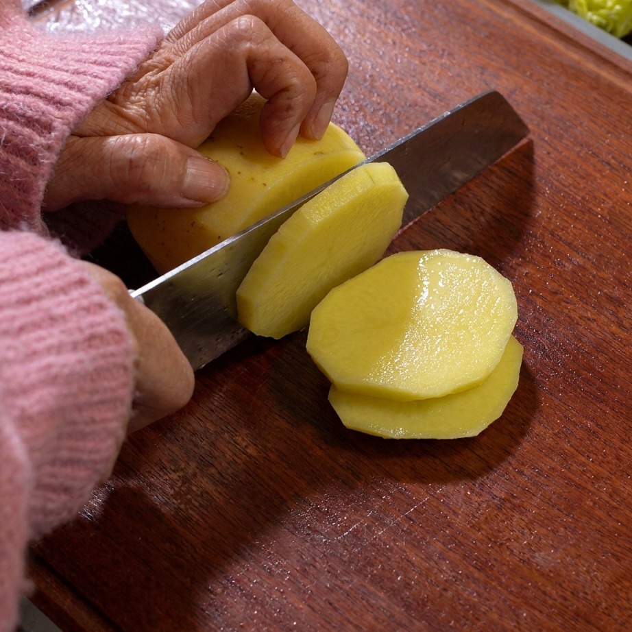 Setas enoki limpias sin la base dura, listas para la olla.