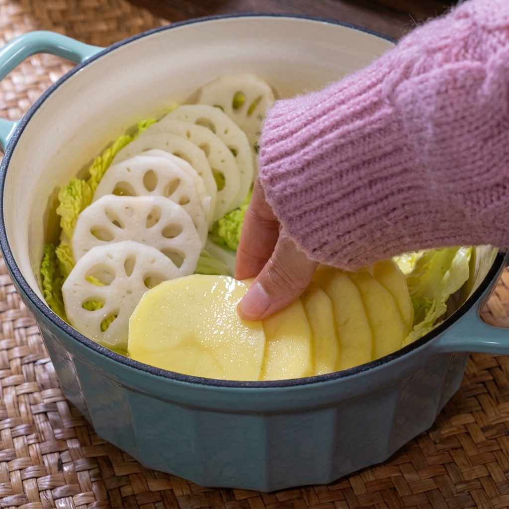 Una colorida disposición de papas en rodajas y varias setas dentro de la olla.