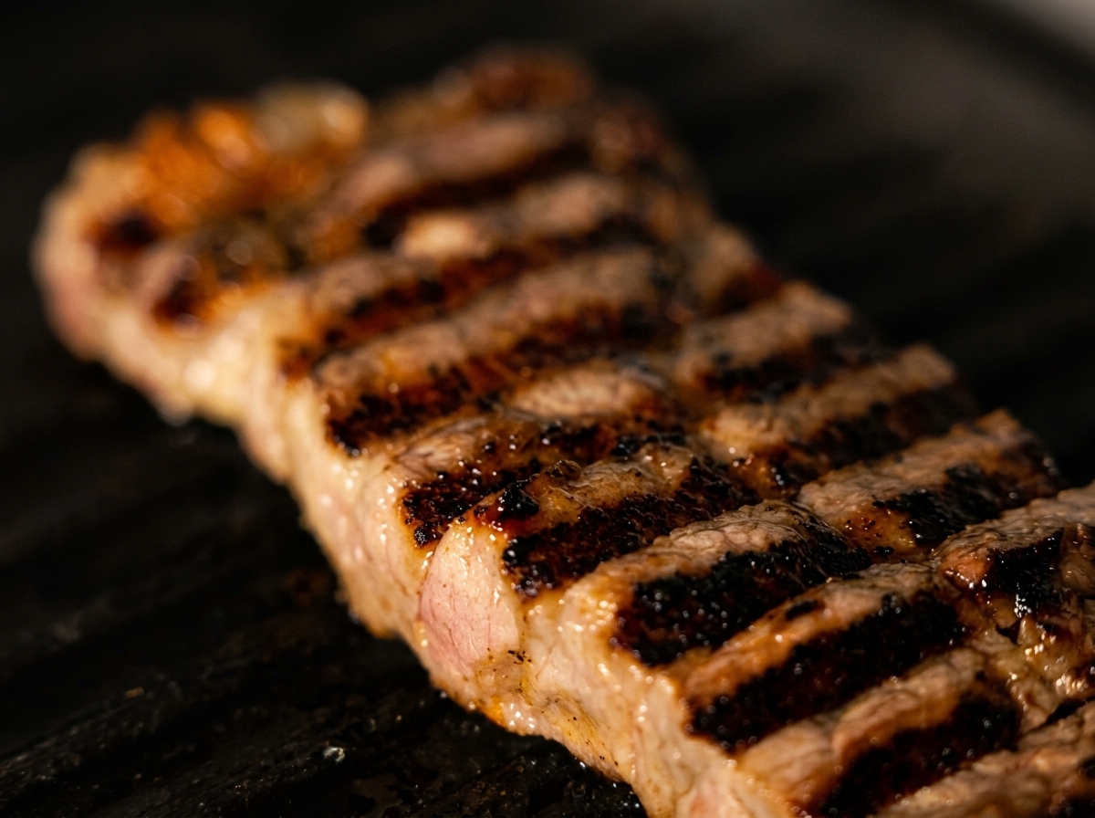 Primer plano de un solomillo grueso con marcas de parrilla oscuras y marcadas.