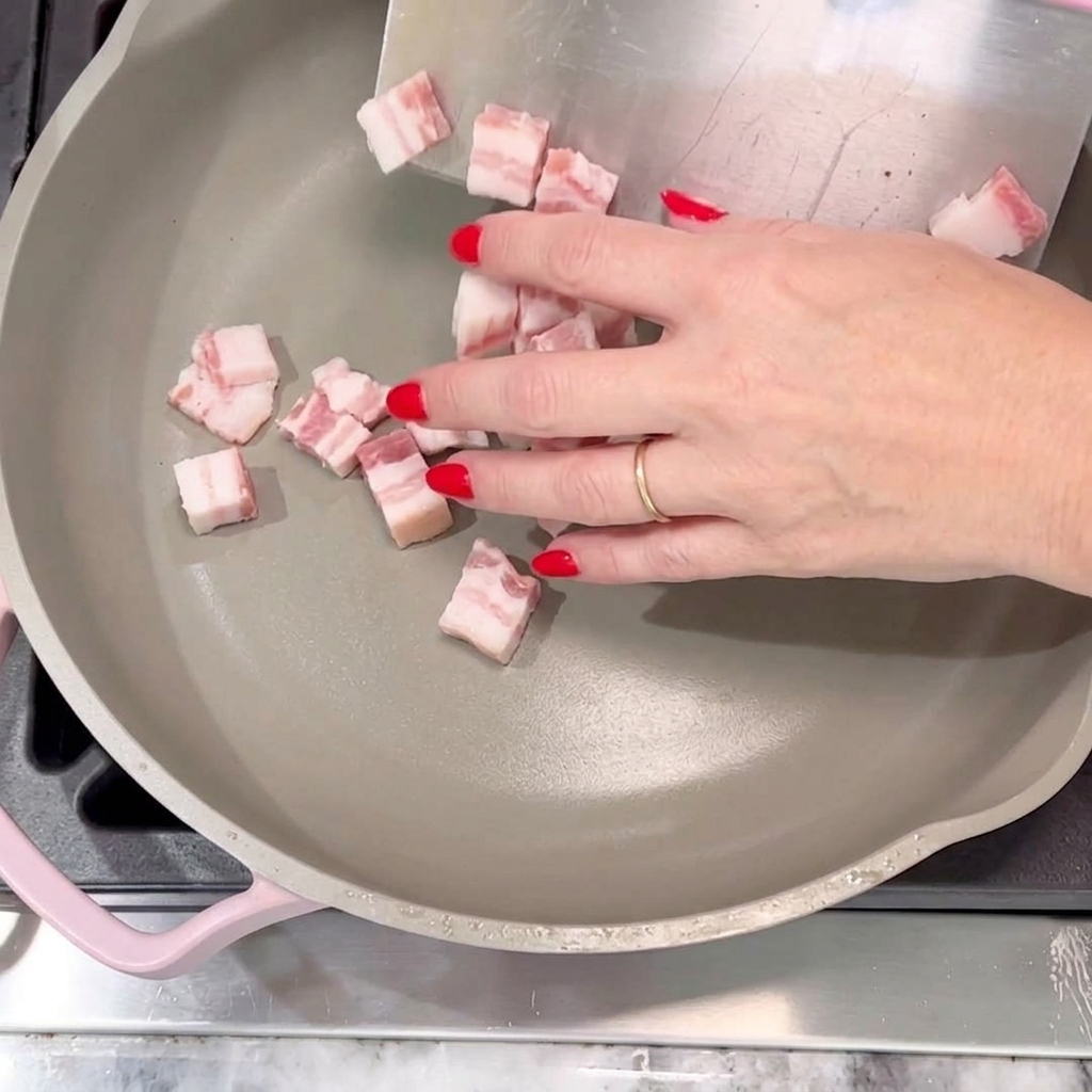 Dados de bacon puestos en una sartén para dorar.