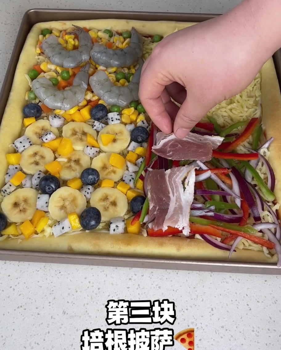 Molde con masa siendo metido en el horno para precocer.