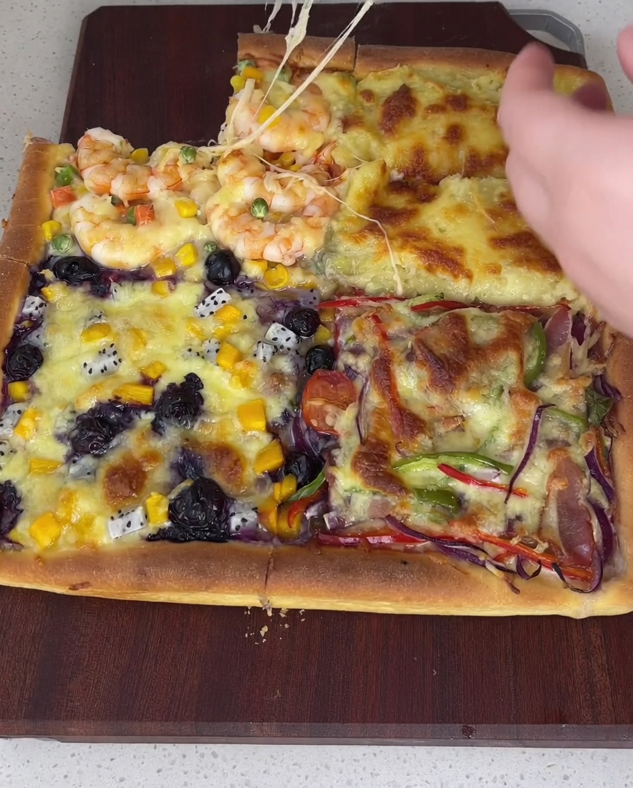 Pincelando salsa en cuadrantes de la masa precocida.