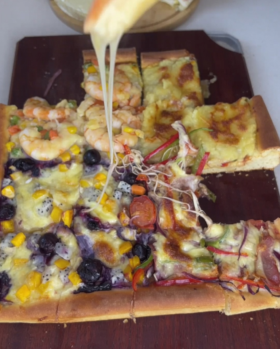 Acomodando tocino, cebolla y pimientos en el tercer cuadrante.