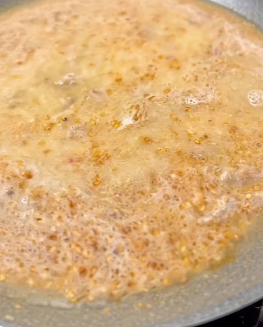 Leche mezclándose con el caldo de Tantanmen hirviendo a fuego lento.