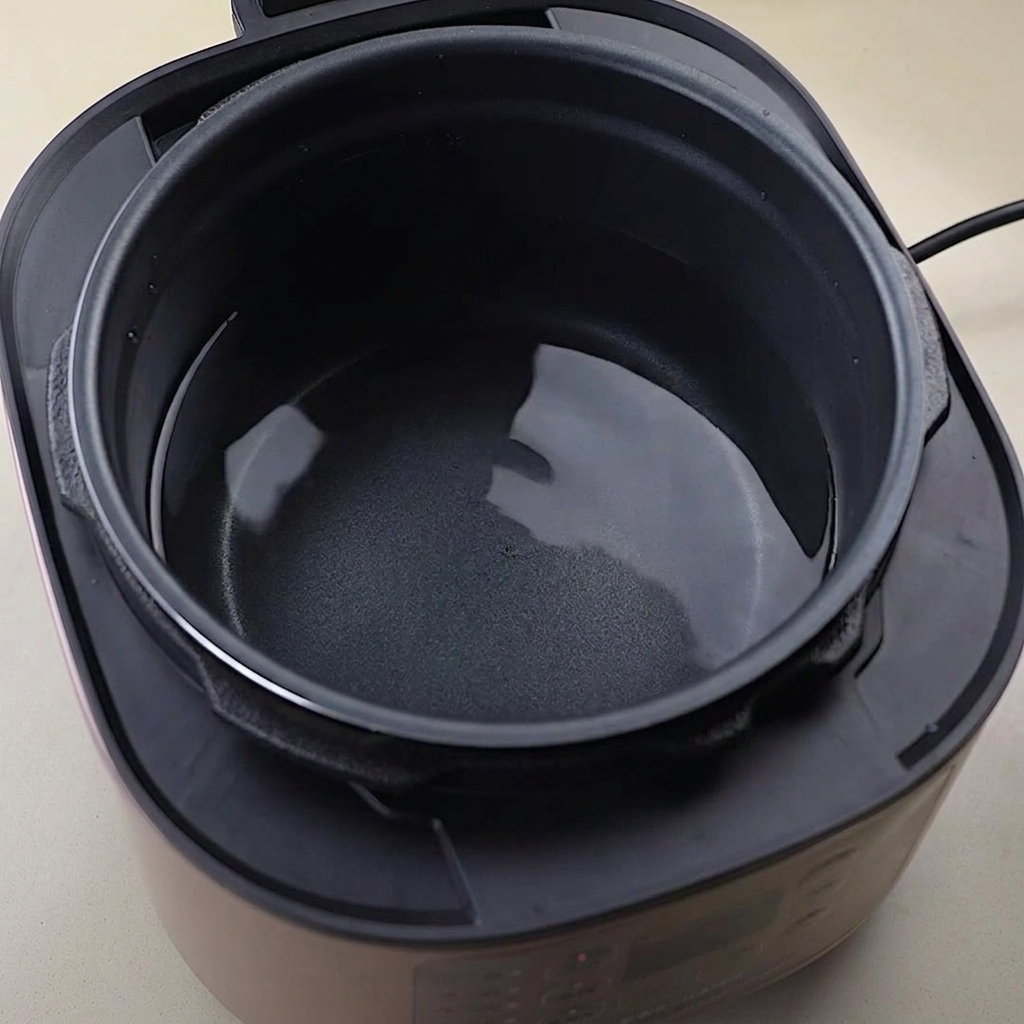 Huesos y partes de pollo sumergidos en una olla con agua en la estufa.