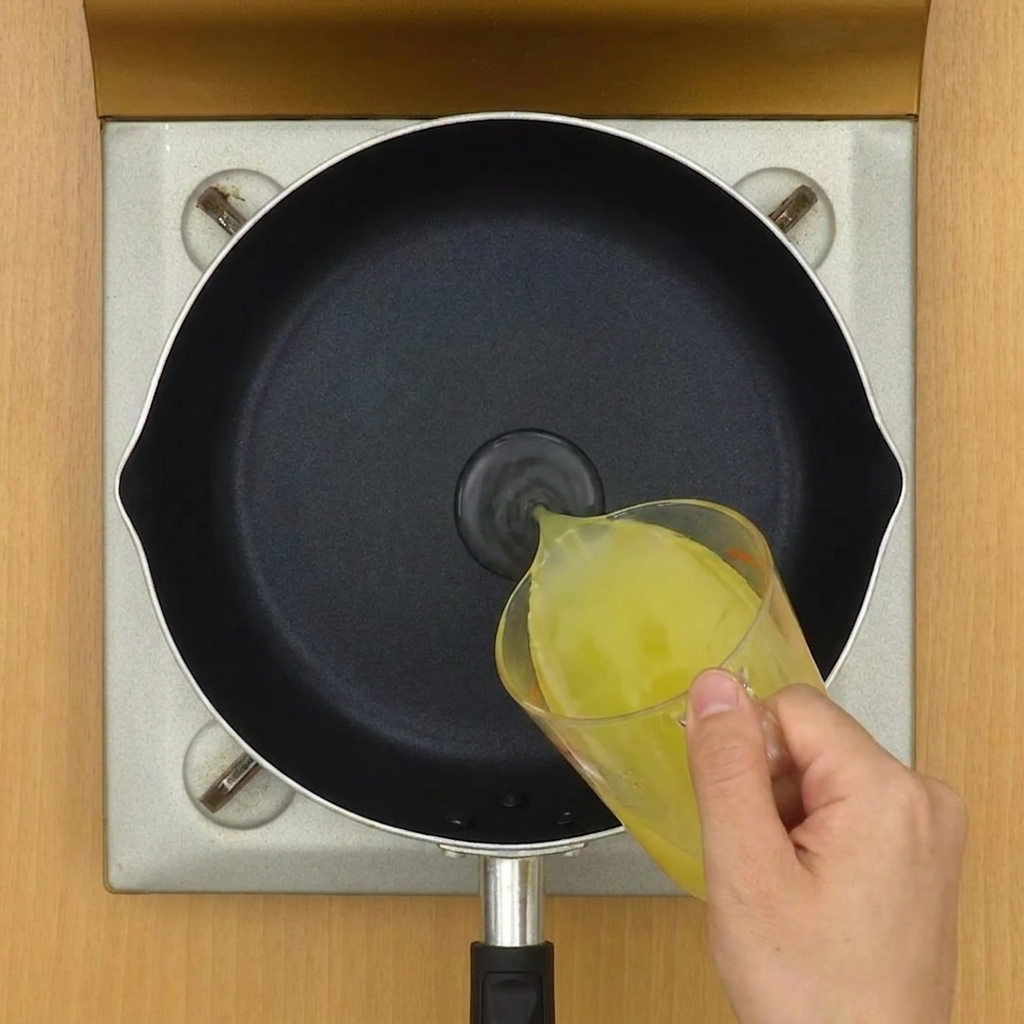 Caldo de pollo y sal cocinándose juntos en una sartén sobre la cocina.