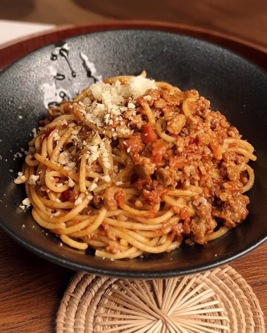 Mezcla de agua de jengibre-cebollino y pasta de sésamo siendo añadida a la carne.