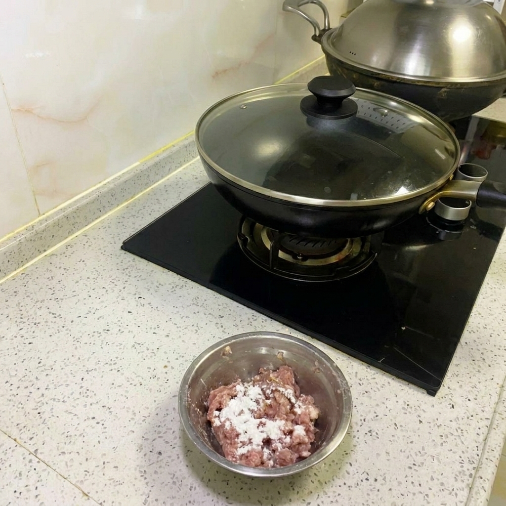 Carne picada siendo removida vigorosamente con palillos metálicos hasta estar pegajosa.