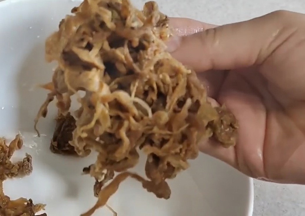 Col seca encurtida finamente picada preparada para la base de la sopa de ramen.