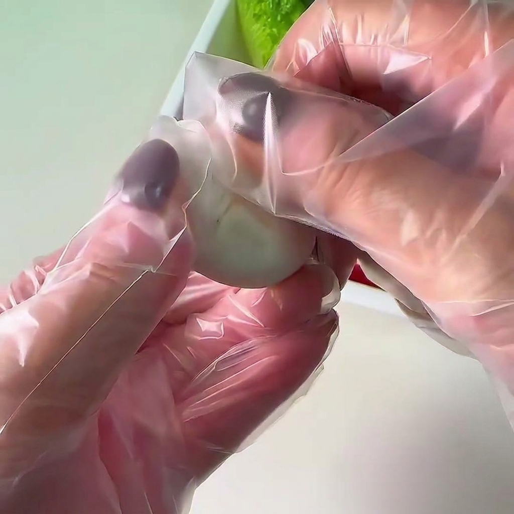 Sombreros de champiñones blancos frescos preparados para cocinar.