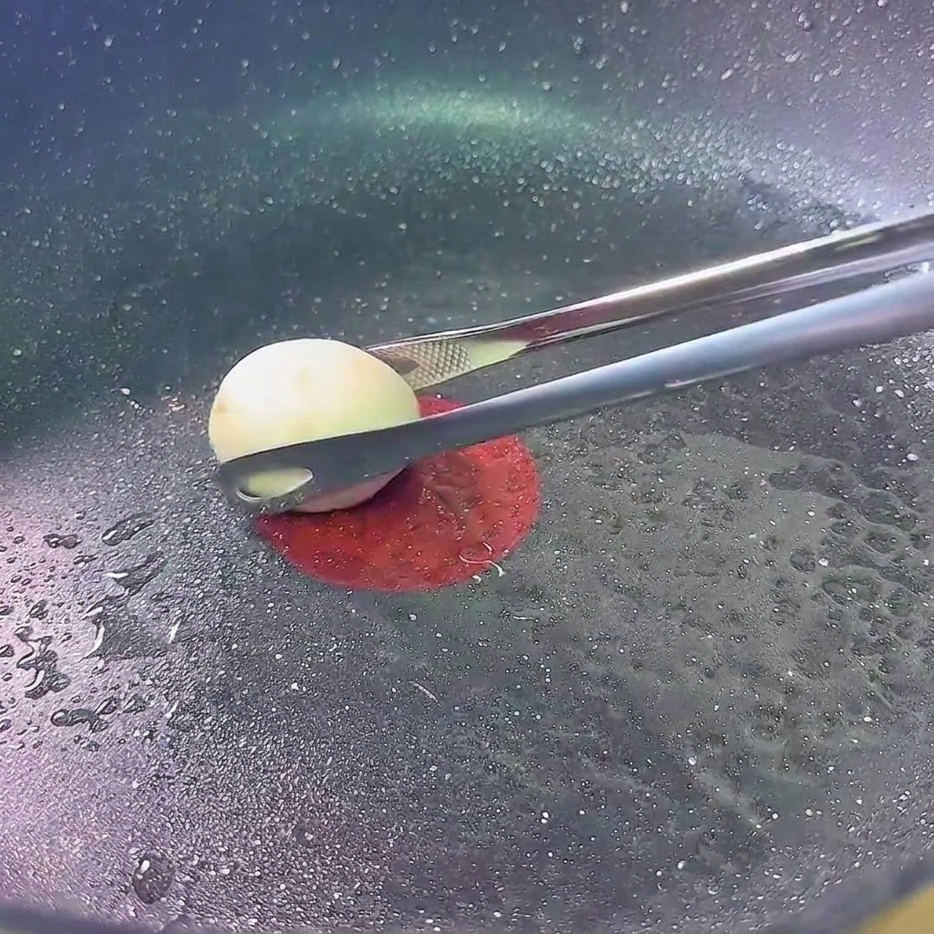 Sombreros de champiñón dorándose en una sartén a fuego lento.