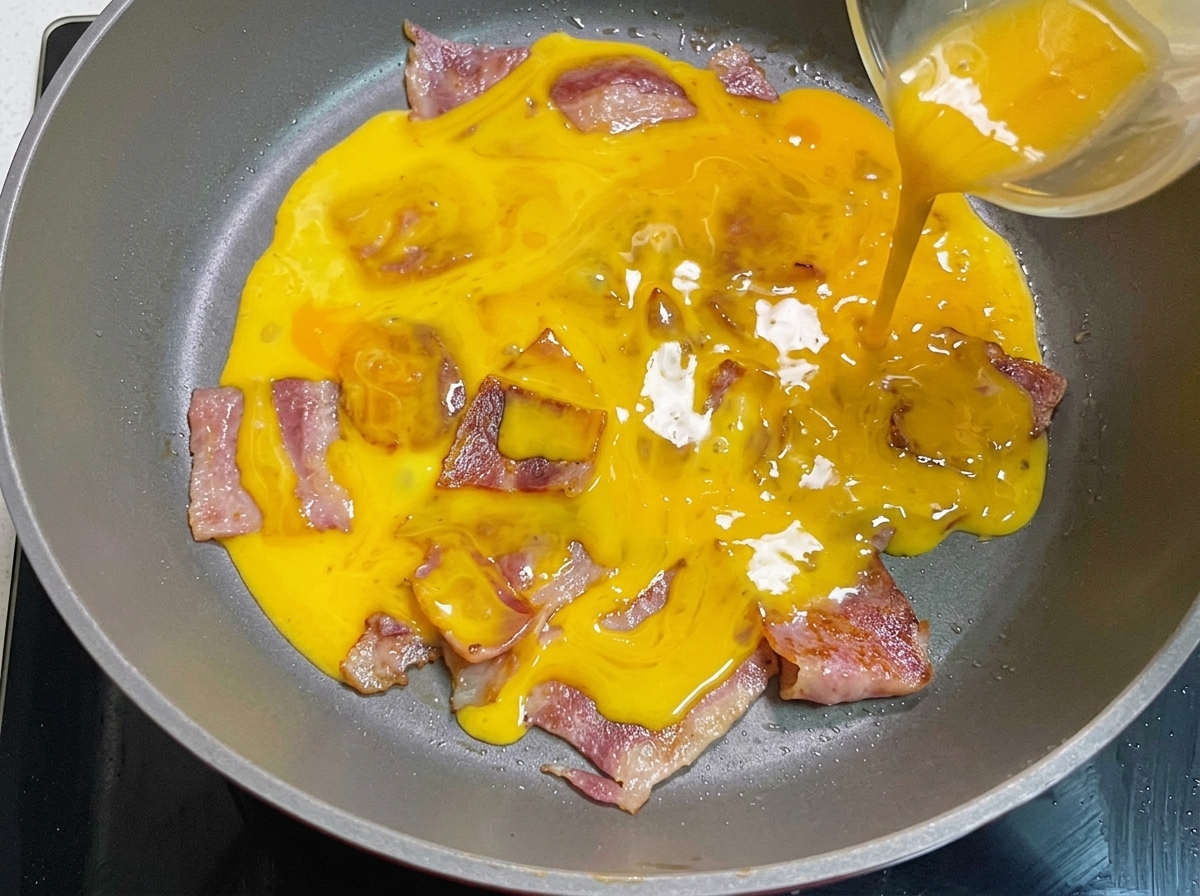 Panes de hamburguesa untados con mantequilla tostándose en una sartén hasta quedar dorados.