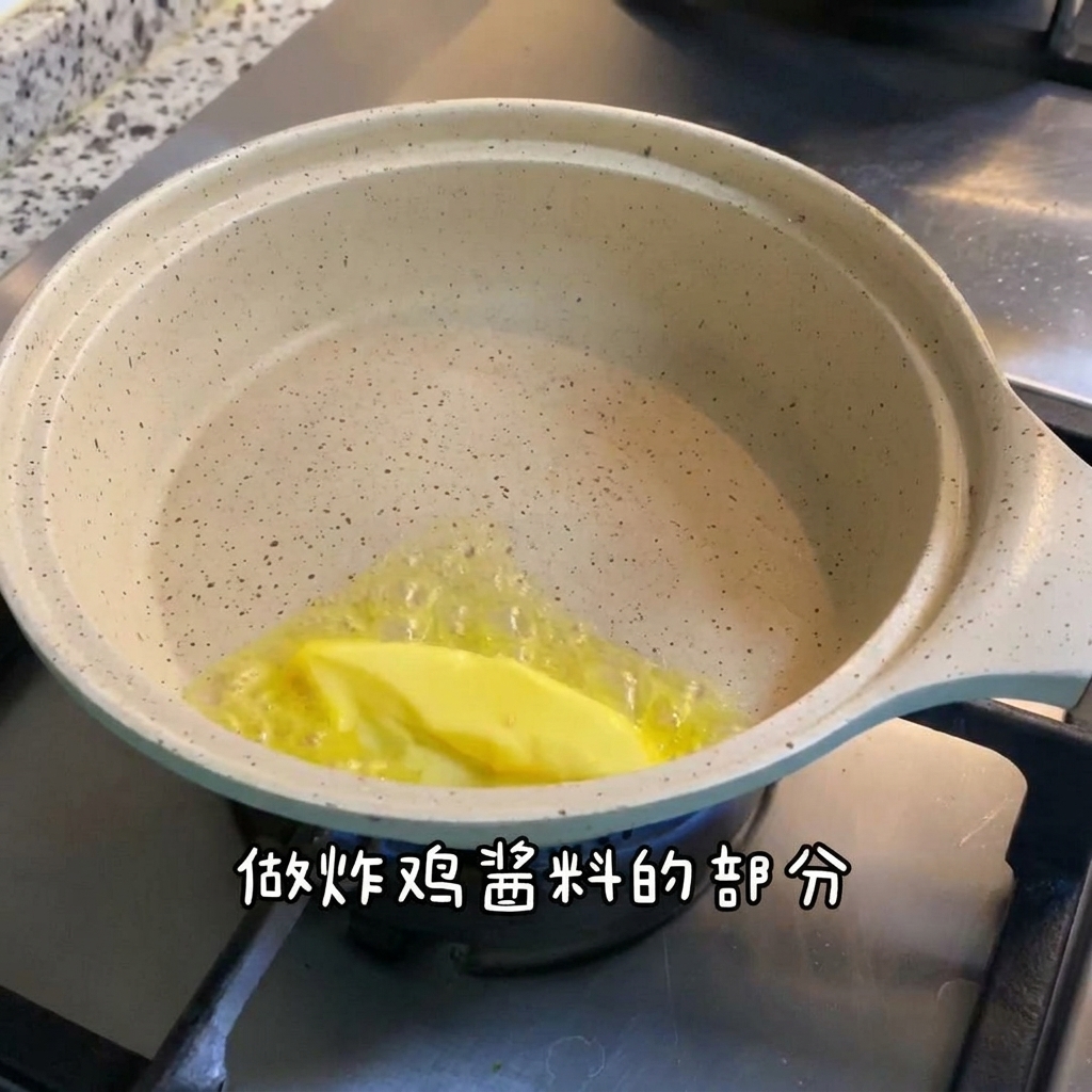 Pequeña sartén con mantequilla, queso y otros ingredientes de la salsa siendo removidos al fuego.