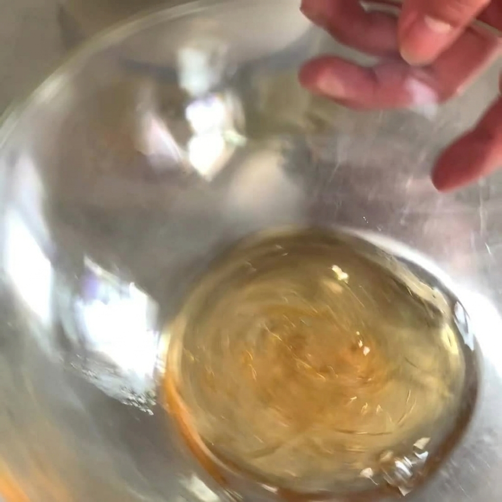 Salsa verde de rábano picante siendo añadida a la base de miel y mostaza.