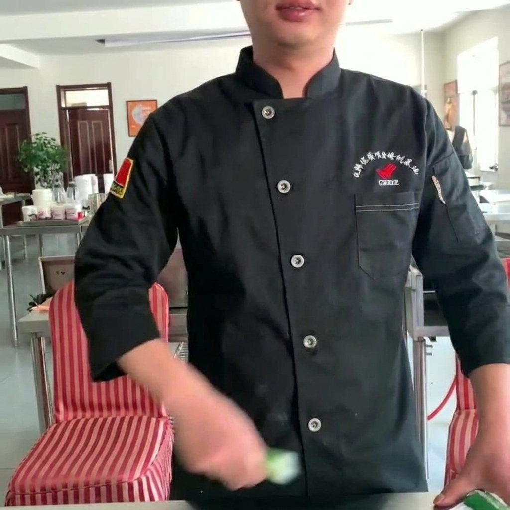Un batidor mezclando los ingredientes de la salsa en un bol de cristal.