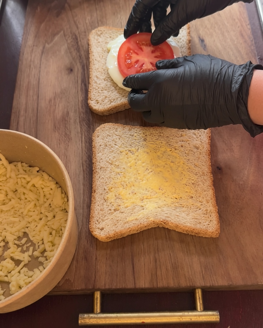 Un huevo frito colocado con cuidado sobre la capa de salsa de carne.