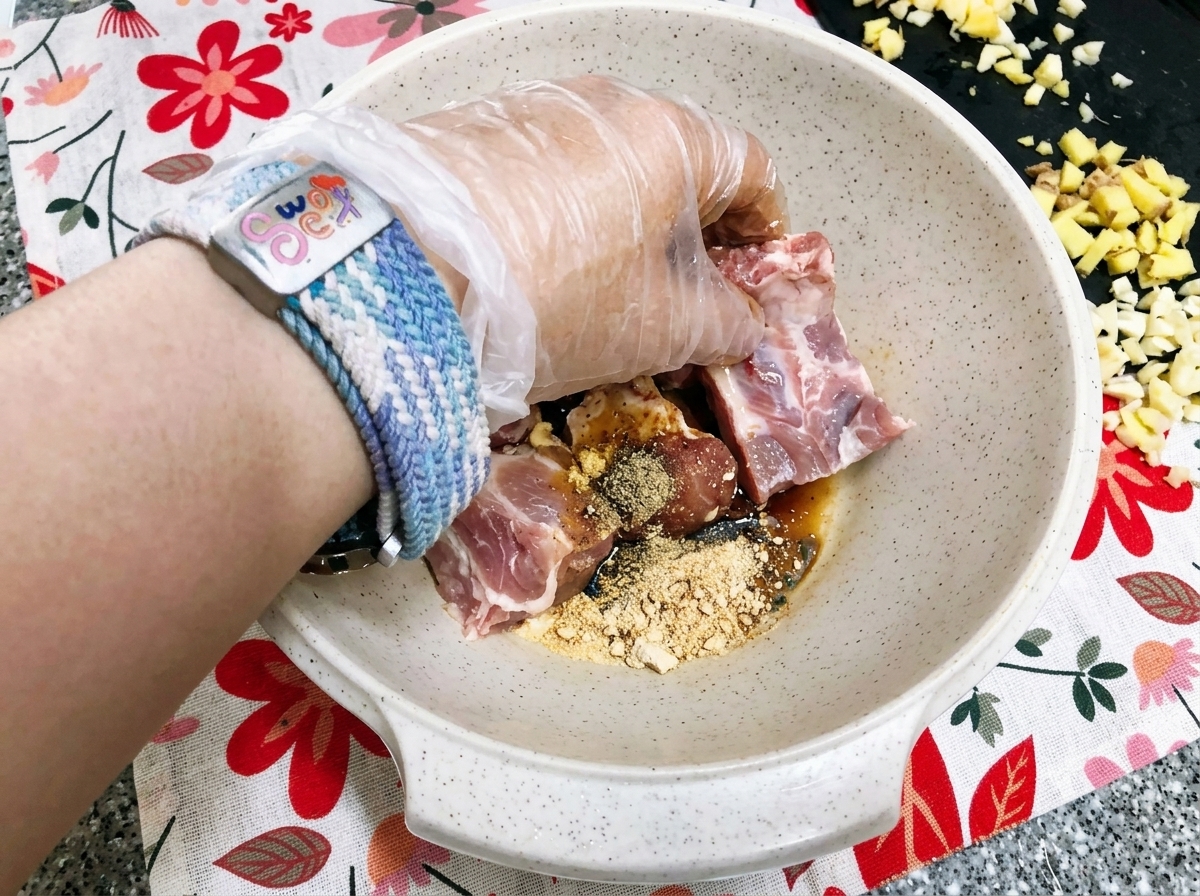 Puré de manzana recién hecho siendo vertido sobre las costillas de cerdo sazonadas.