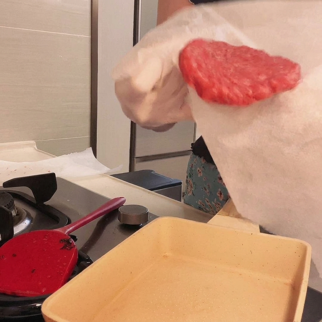 Un huevo friéndose en una sartén caliente, con la yema aún líquida.