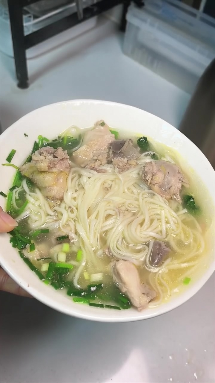 Sopa Casera Clásica de Pollo con Fideos