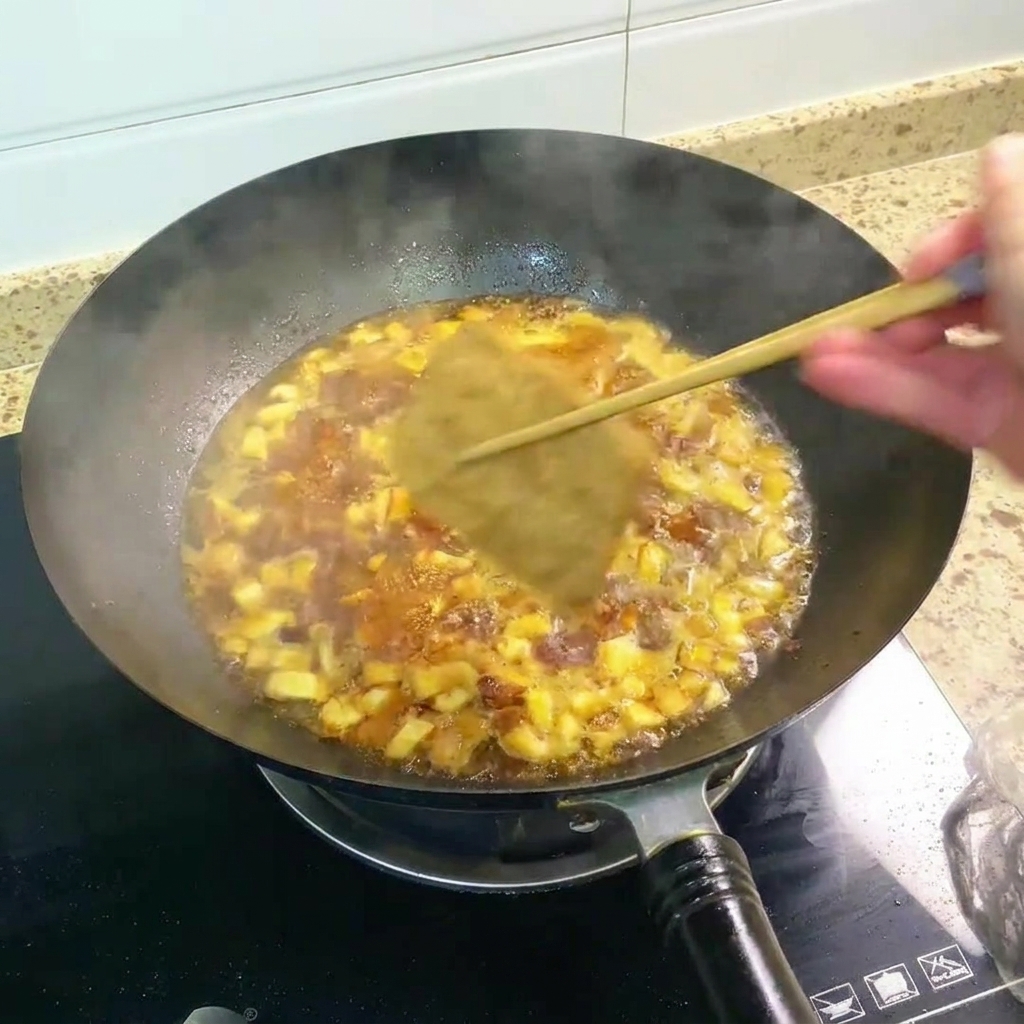 Trozos de tofu frito hirviendo a fuego lento en un caldo rico, oscuro y burbujeante dentro de un wok.