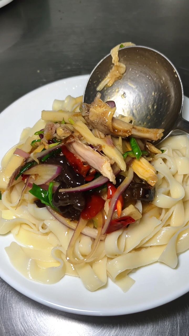 Fideos salteados al estilo Xinjiang con pollo