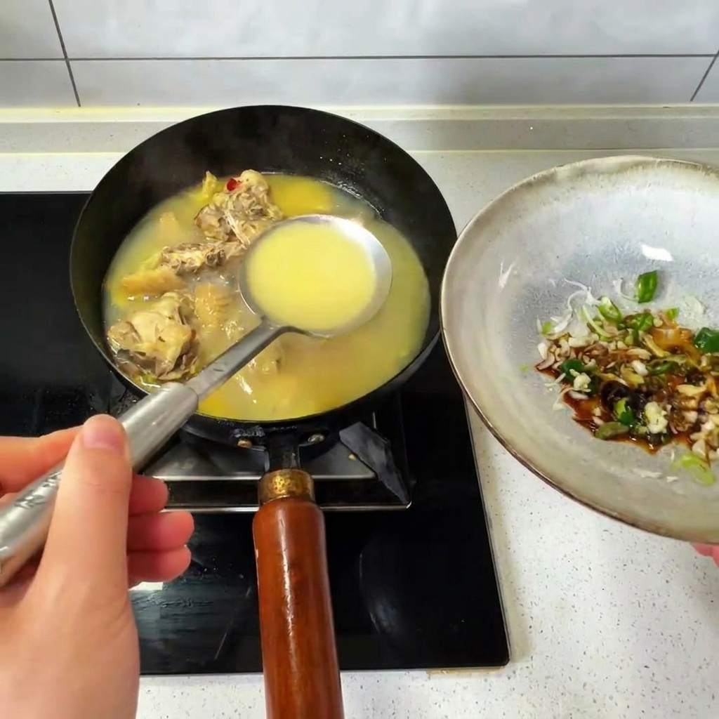 Vertiendo un cucharón de caldo de pollo caliente de un wok en un cuenco con condimentos.