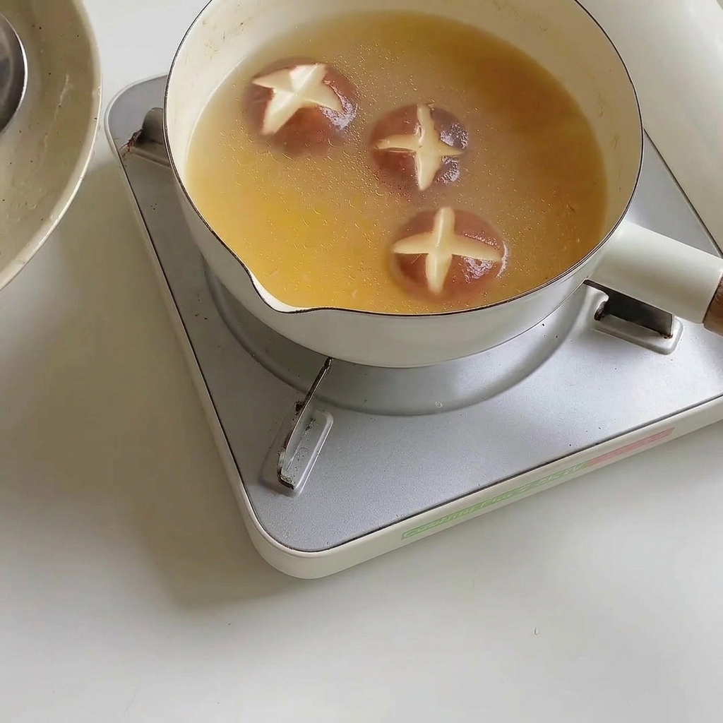 Fideos ramen ablandándose en el caldo hirviendo.