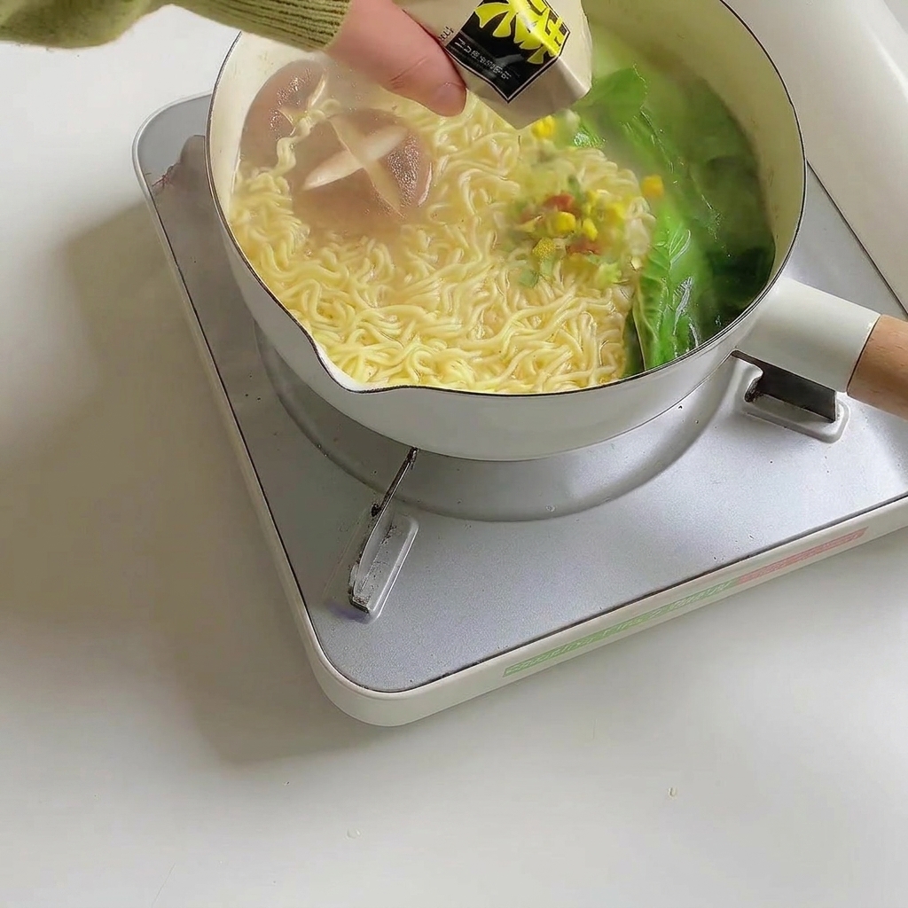 Guarniciones para ramen espolvoreándose sobre la sopa de fideos terminada.