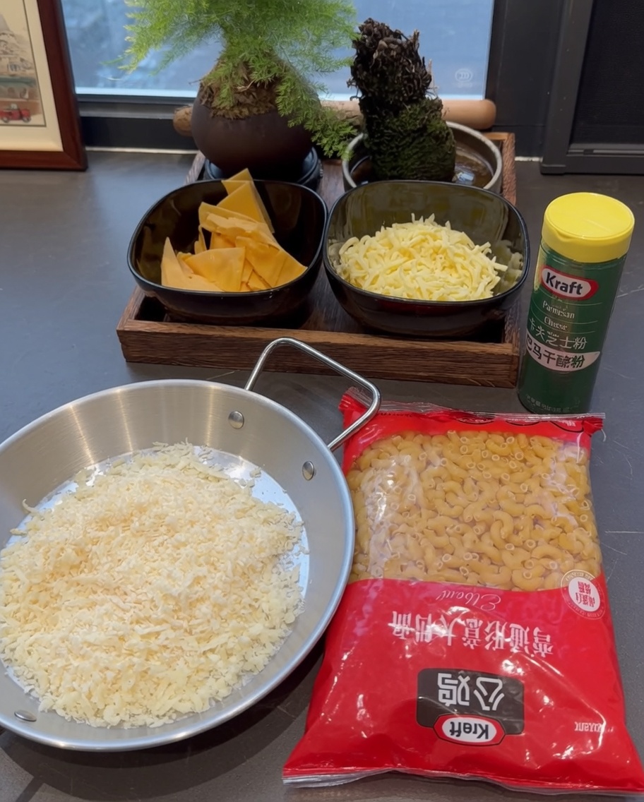 Pasta de macarrones seca siendo vertida en una olla con agua hirviendo.